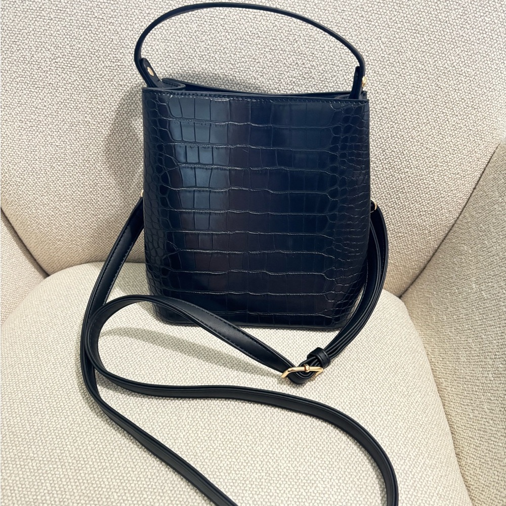 Black Croc-Embossed Crossbody Bag - Classic Women's Shoulder Bag